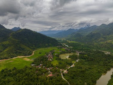 Dağlık arazide tarım arazisi olan köylü vadi manzarası. Sumatra. Endonezya.