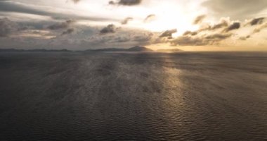 Tropiklerdeki deniz ve adaların üzerindeki günbatımının havadan görünüşü. Weh Adası. Endonezya.