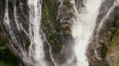 Yağmur ormanlarındaki şelale yavaş çekimde. Efrata Şelalesi 'nin hava aracı. Sumatra. Samosir, Endonezya.