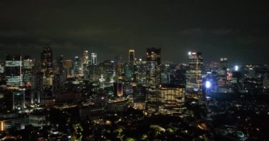 Jakarta şehir merkezinde yüksek binalı bir gece..