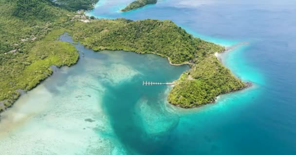 島の間にターコイズブルーの水を持つラグーンと湾 ああ島だ インドネシア — ストック動画