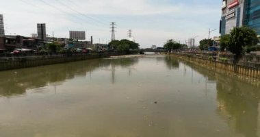 Jakarta, Endonezya 'nın varoşlarında çöplerle kirlenmiş Ciliwung nehrinin havadan görünüşü.