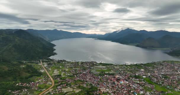 農地やラウト タウアー湖の間の山の中で上記からTakengon市のビュー インドネシアのスマトラ島 — ストック動画