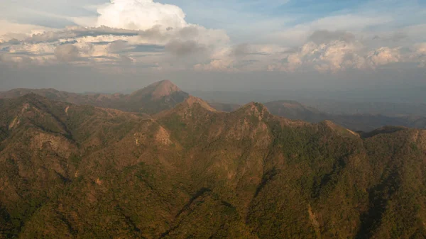 Dron Aéreo Montañas Colinas Cubiertas Bosque Durante Atardecer Filipinas — Foto de Stock