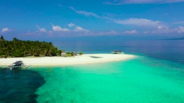Mercan resifindeki tropik ada, en üst manzara. Turistler için güzel beyaz kumlu plaj. Digyo Adası, Filipinler. Yaz tatili ve tropikal plaj konsepti.