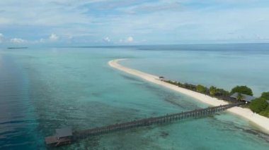 Tropikal adanın ve kumsalın havadan görünüşü. Timba Timba adası. Tun Sakaran Deniz Parkı. Borneo, Sabah, Malezya.