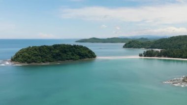 Tropiklerde kristal berrak su bulunan tropikal plajın havadan görünüşü. Borneo, Malezya.