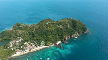 Volkanik ada Apo bir deniz rezervi içinde. Zenciler, Filipinler. Popüler dalış alanı ve turistlerle şnorkelle yüzme yeri.