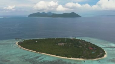Adanın hava aracı ve mercan resifleriyle dolu bir mercan adası. Pom Pom Adası. Tun Sakaran Deniz Parkı. Borneo, Sabah, Malezya.