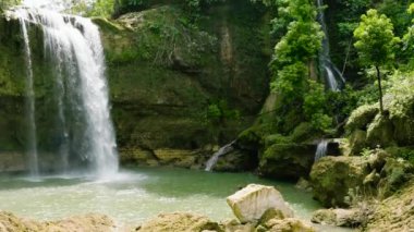 Ağır çekimde tropik bir şelale. Ben-Ben Şelalesi dağ ormanında. Zenciler, Filipinler.