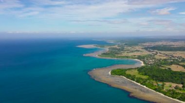 Luzon Adası, Filipinler. Deniz burnu, mercan kayalıkları olan gölcükler, üst manzara. Adadaki pirinç tarlaları ve köyler. Yaz ve seyahat tatil konsepti.