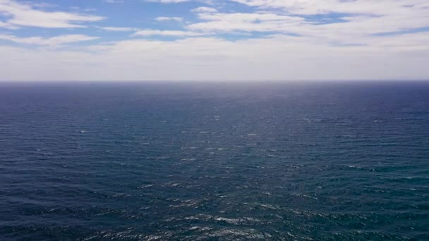 熱帯の青い海と雲と青空 シースケープ 空中ビュー 海の上を飛ぶ 夏と旅行の休暇のコンセプト — ストック動画