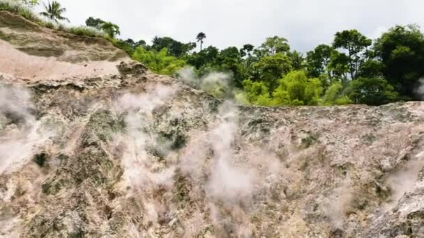 煙や硫黄ガスと活火山の空中ビュー マグアソ火山蒸気の春 フィリピンのネグロス — ストック動画