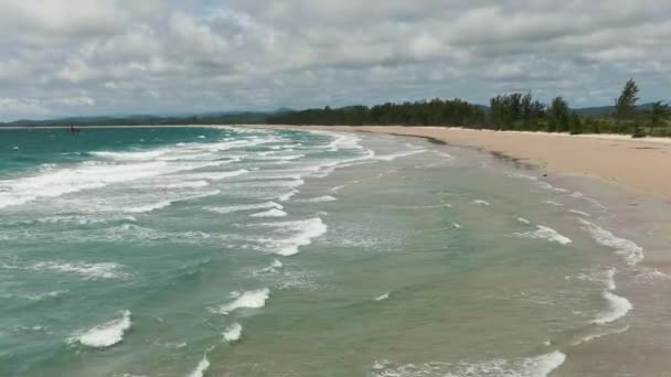 有热带沙滩和蓝色海洋的海景 Kimihang海滩 Borneo Sabah Malaysia — 图库视频影像