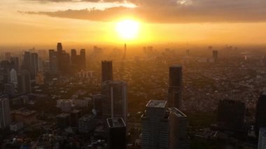 Günbatımı manzaralı modern binalarla dolu bir Jakarta. Şehir manzarası. Endonezya.