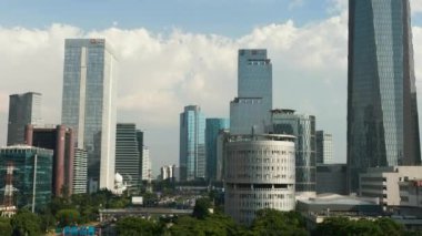 Jakarta şehir merkezindeki ofis binaları ve gökdelenler yukarıdan görünüyor..