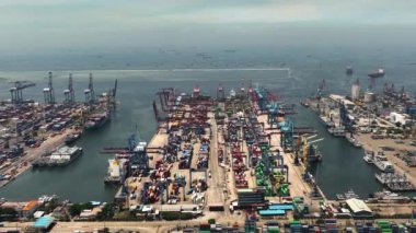 Konteynırlar ve vinçlerle dolu deniz kargo limanı. Tanjung Priok limanı. Endonezya.