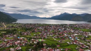 Takengon şehri ve Taut Gölü 'nün havadan görünüşü. Sumatra, Endonezya.