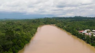 Kinabatangan Nehri, Malezya 'nın kuzeydoğusunda, Sandakan bölgesinde bulunan bir nehirdir..