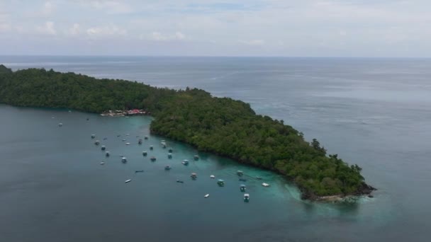 Letecký Pohled Ostrov Rubiah Džunglí Modrým Mořem Aceh Indonésie — Stock video