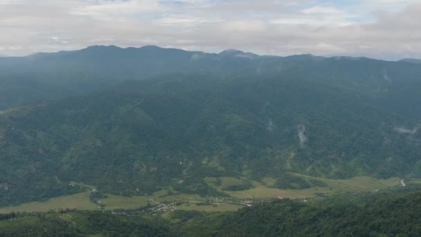 Vista Aérea Montanhas Com Floresta Tropical Nuvens Paisagem Tropical Sumatra — Vídeo de Stock