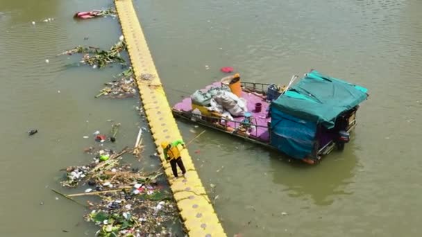Workers Clean River Debris Floating Rubbish Trapper Jakarta Indonesia — Stock Video