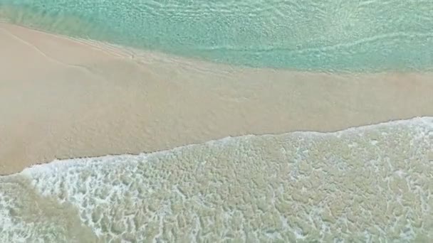在沙滩上的热带海滩上 空中的海浪拍击声 热带海滩 绿松石水 马来西亚婆罗洲 — 图库视频影像