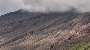 Patlamadan sonra Sinabung volkanı ve yamaçlarının havadan görünüşü. Sumatra, Endonezya.