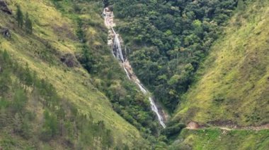 Dağların yamaçlarındaki şelaleler. Sitapigagan Şelalesi. Sumatra. Samosir, Endonezya.