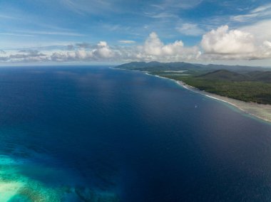 Ormanla kaplı tropikal bir adanın hava aracı. Balabac, Palawan. Filipinler.