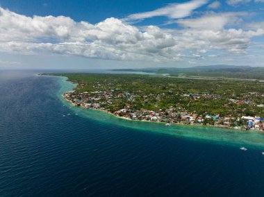 Otelleri ve dalış merkezleri olan Moalboal sahilleri. Dalgıçlar için popüler bir yer. Filipinler, Cebu.