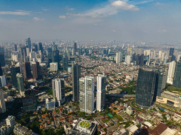 Jakarta 'daki gökdelenlerin ve modern binaların en iyi manzarası. Endonezya.