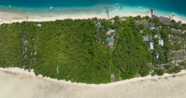 Mercan resifi ve mercan adasıyla eşleşen tropik bir ada. Tun Sakaran Deniz Parkı. Borneo, Sabah, Malezya.