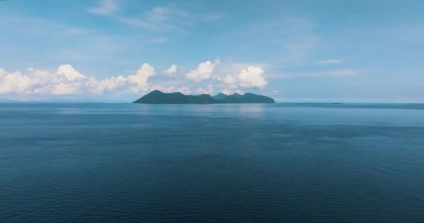 Θαλάσσιο Τοπίο Τροπικά Νησιά Στη Γαλάζια Θάλασσα Φόντο Τον Ουρανό — Αρχείο Βίντεο