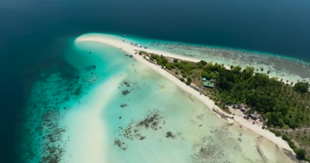 Drone Aéreo Bela Ilha Sibuan Com Uma Praia Atol Coral — Vídeo de Stock