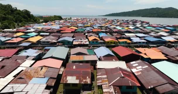 Повітряний Вид Рибальське Село Будинками Палях Морі Сандакан Борнео Малайзія — стокове відео