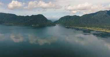 Maninjau Gölü 'nün hava aracı dağlarda. Dağları ve gölü olan tropik bir manzara. Sumatra, Endonezya.