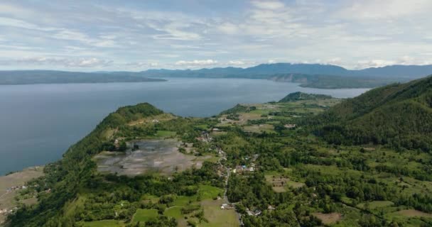 Αεροφωτογραφία Της Λίμνης Τόμπα Και Της Αγροτικής Γης Στα Υψίπεδα — Αρχείο Βίντεο