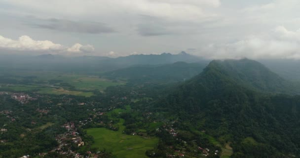 高地に農地を持つ村と谷の空中ドローン 山の中の農地 スマトラ島 インドネシア — ストック動画