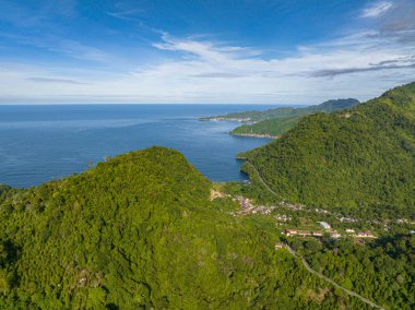 Sumatra kıyılarında şehirleri ve ormanlı dağları olan bir dron. Endonezya.