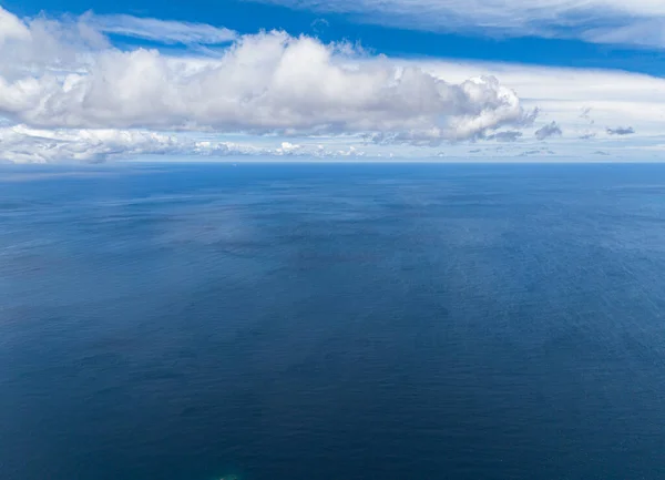 Błękitne Niebo Chmurami Nad Morzem Otwarty Niebieski Ocean Indonezja — Zdjęcie stockowe