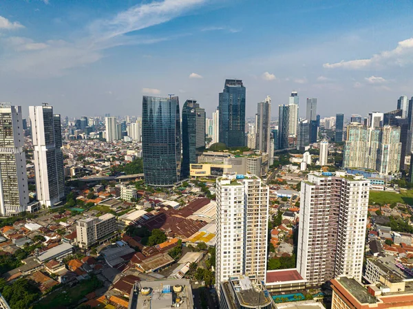近代的な高層ビルが立ち並ぶインドネシアの首都ジャカルタのビジネス街のトップビュー — ストック写真
