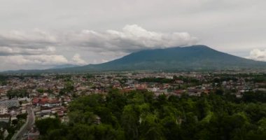 Bukittinggi yoğun olarak inşa edilmiş bir şehirdir, popüler bir turistik yerdir. Sumatra. Endonezya.