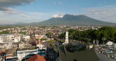 Bukitingi şehir merkezinin hava manzarası ve saat kulesi Jam Gadang. Sumatra. Endonezya.