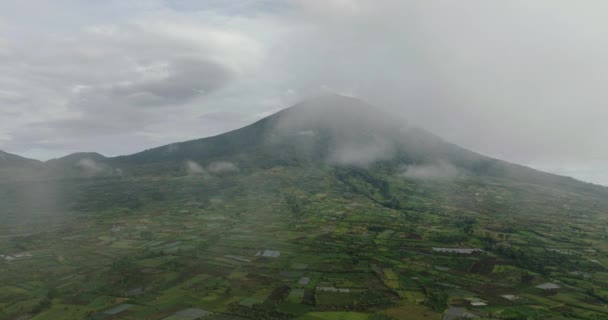 Pesawat Tak Berawak Gunung Berapi Kerinci Dan Lahan Pertanian Dataran — Stok Video