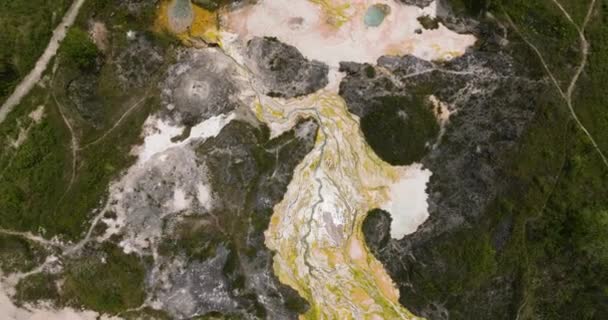 Luftaufnahme Von Vulkanischer Aktivität Und Geothermaler Quelle Mit Kochendem Wasser — Stockvideo