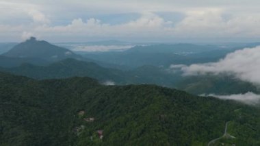 Tropikal bitki örtüsü olan dağ yamaçlarının havadan görünüşü. Dağ manzarası. Borneo, Sabah, Malezya.