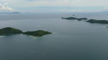 Yukarıdan deniz manzaralı tropik adalar. Borneo, Sabah. Malezya.