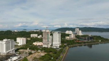 Modern binalarla Kota Kinabalu şehrinin şehir manzarası. Borneo, Sabah, Malezya.