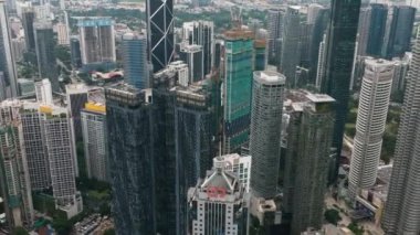 Kuala Lumpur, Malezya - 11 Eylül 2022: Yukarıdan Petronas kuleleri ve Kuala Lumpur ufuk çizgisi manzarası. Malezya.